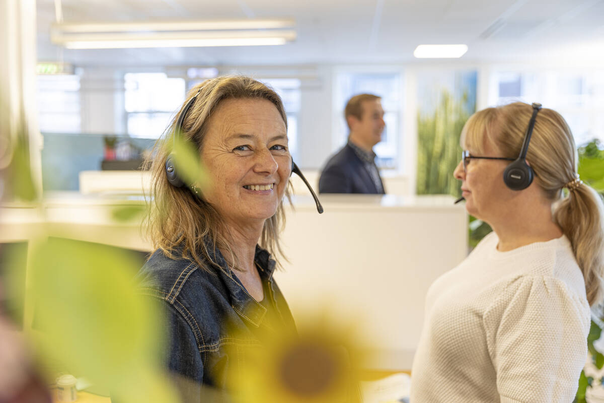Glada medarbetare svarar på medlemmarnas frågor.