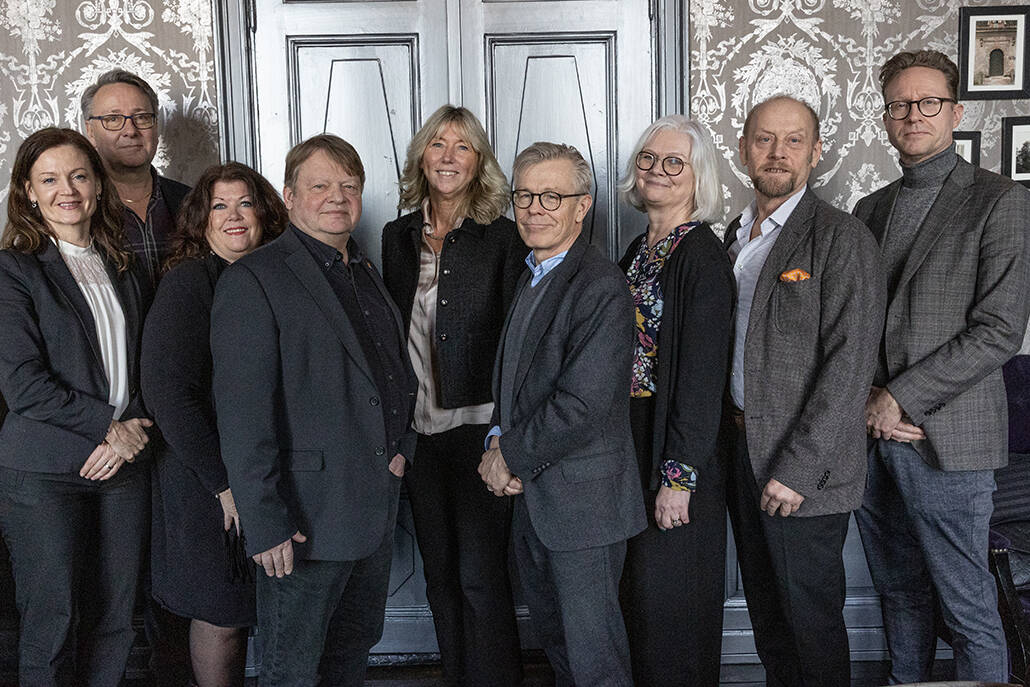 en grupp män och kvinnor