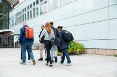 22397082-studenter-utanfor-universitet.jpg